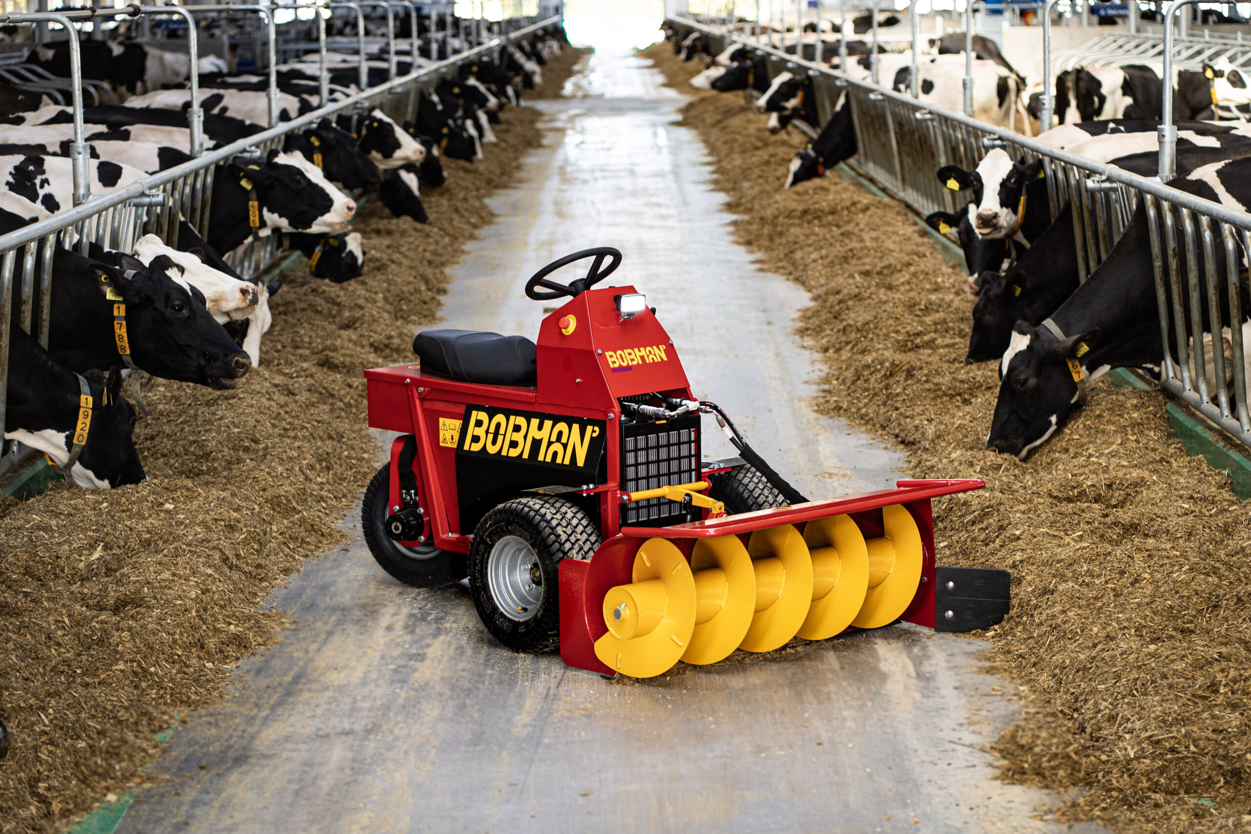 Bobman MADMAX — Уборка и подталкивание корма