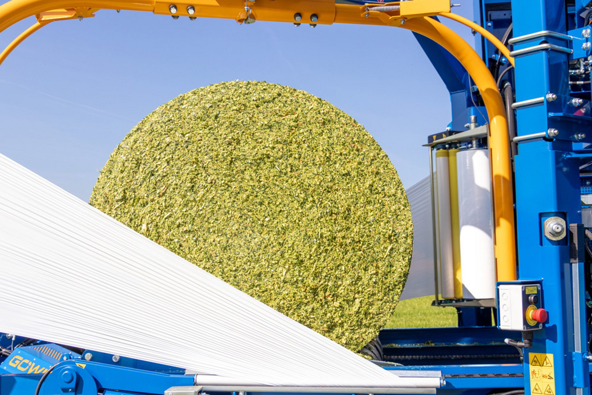 LT-Master F115 — тюк кукурузы