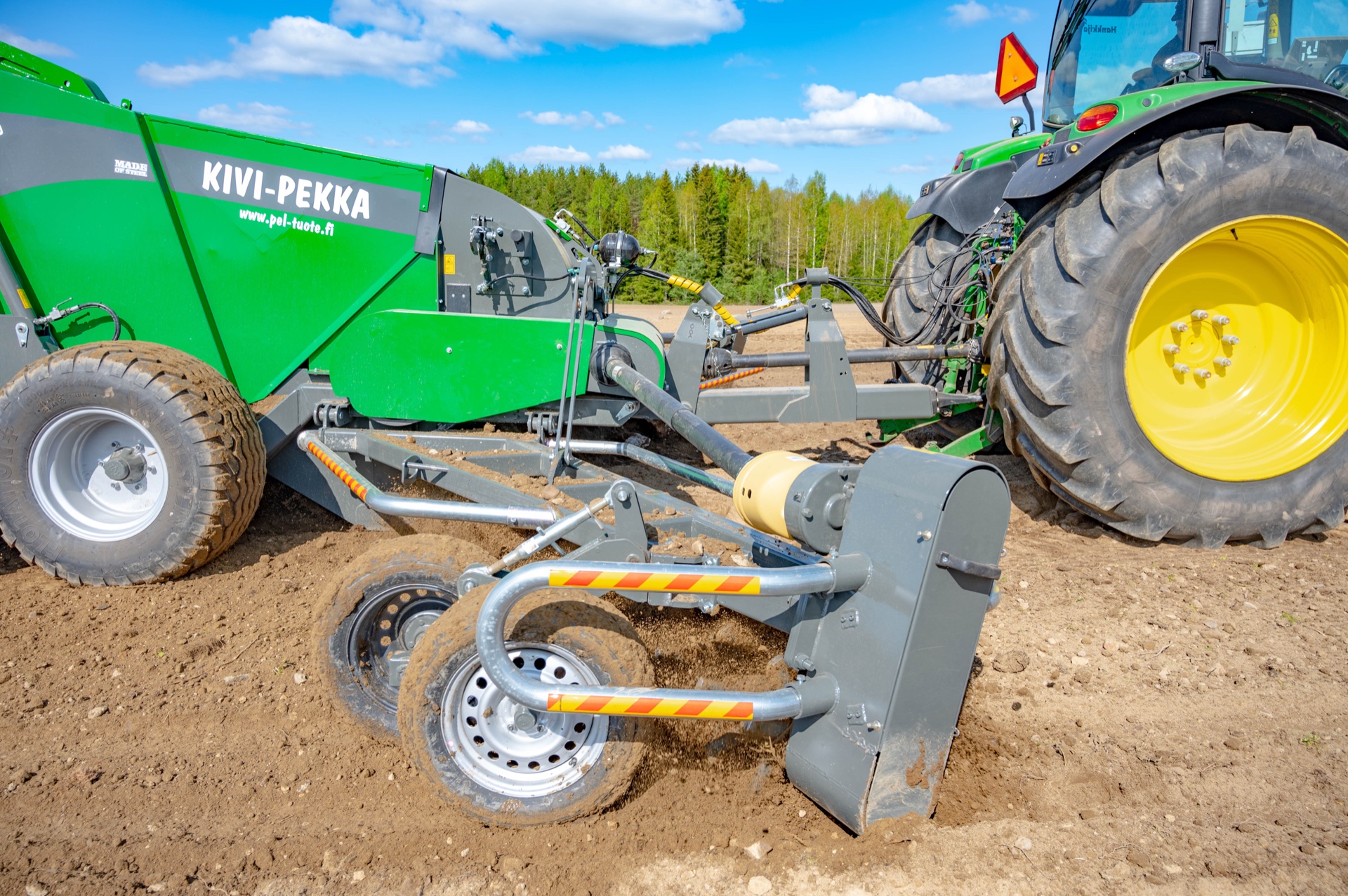 Kivi-Pekka рядом с трактором John Deere — вид на рабочие органы
