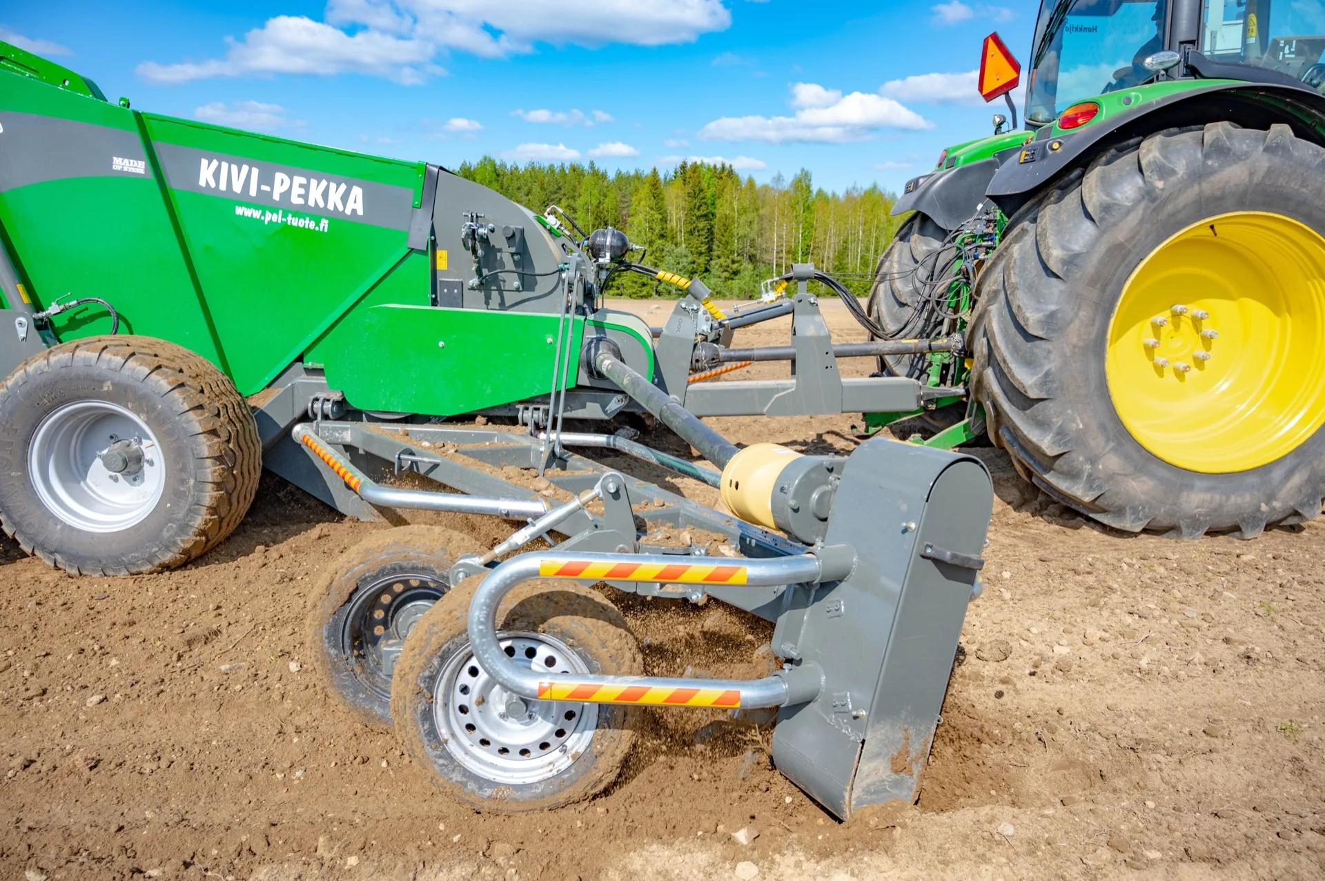 Kivi-Pekka рядом с трактором John Deere — вид на рабочие органы
