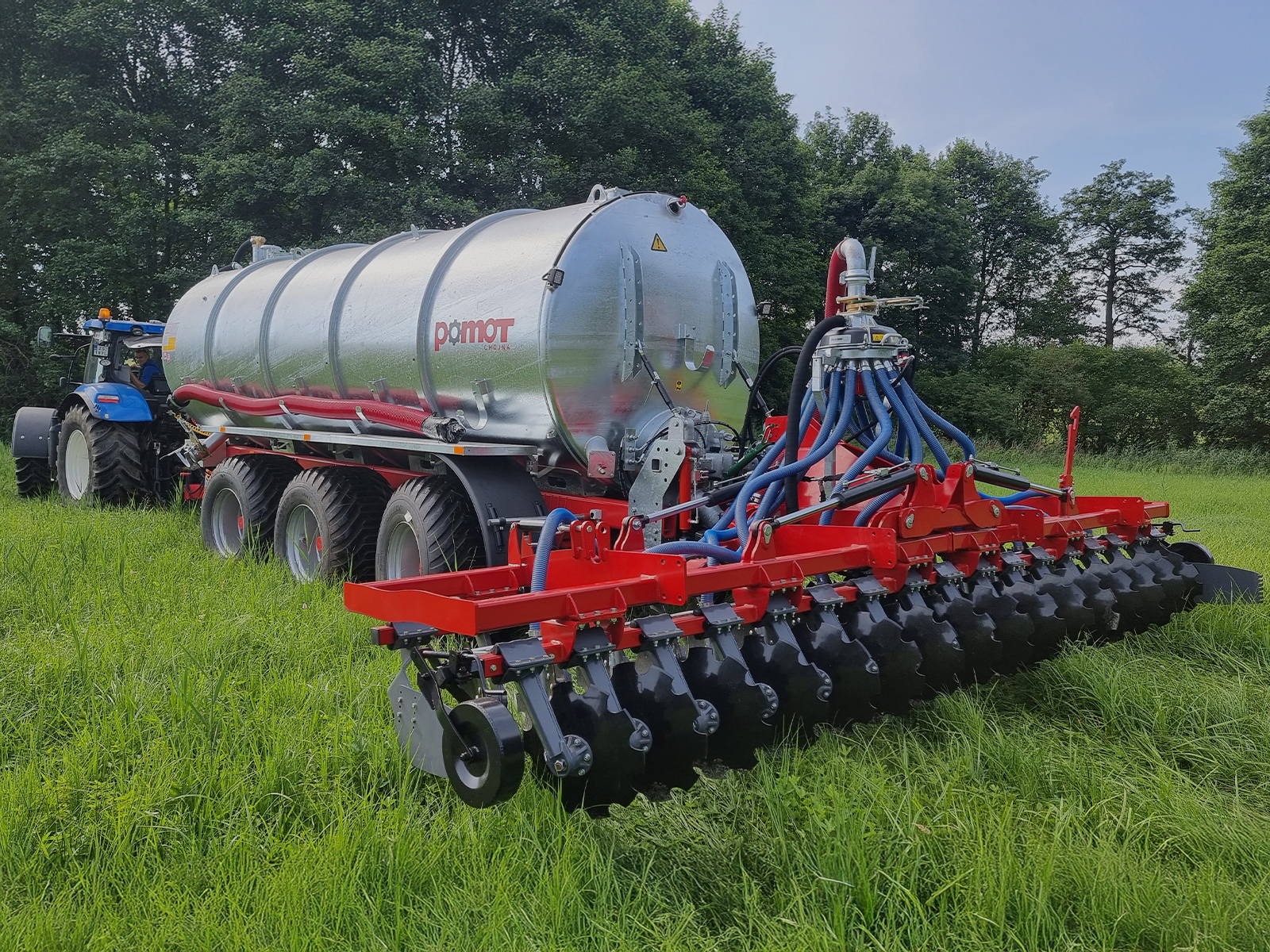 Pomot — классическое внесение навоза ассенизационной бочкой