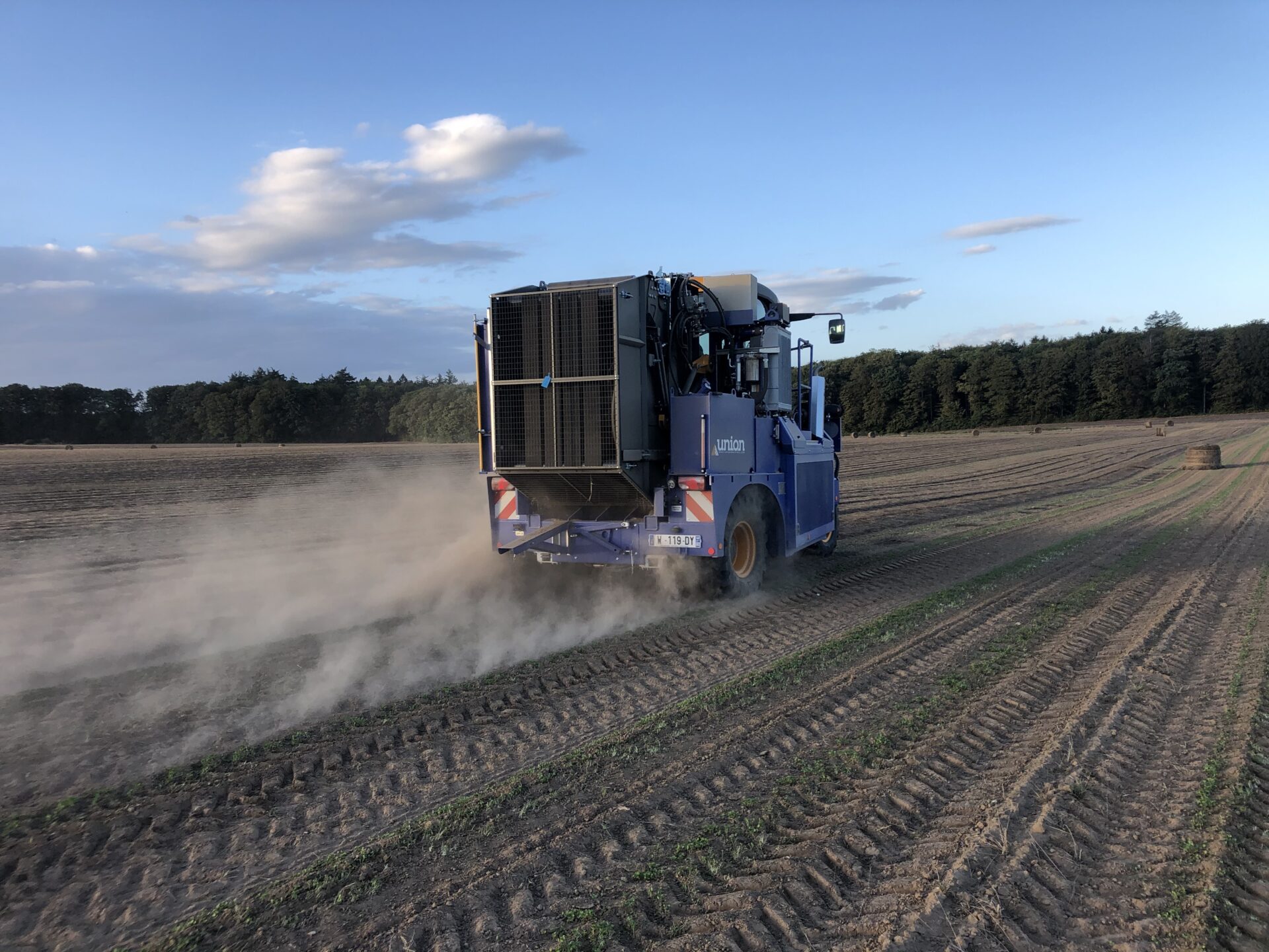 GX255 Rafale — рулоны льна в поле