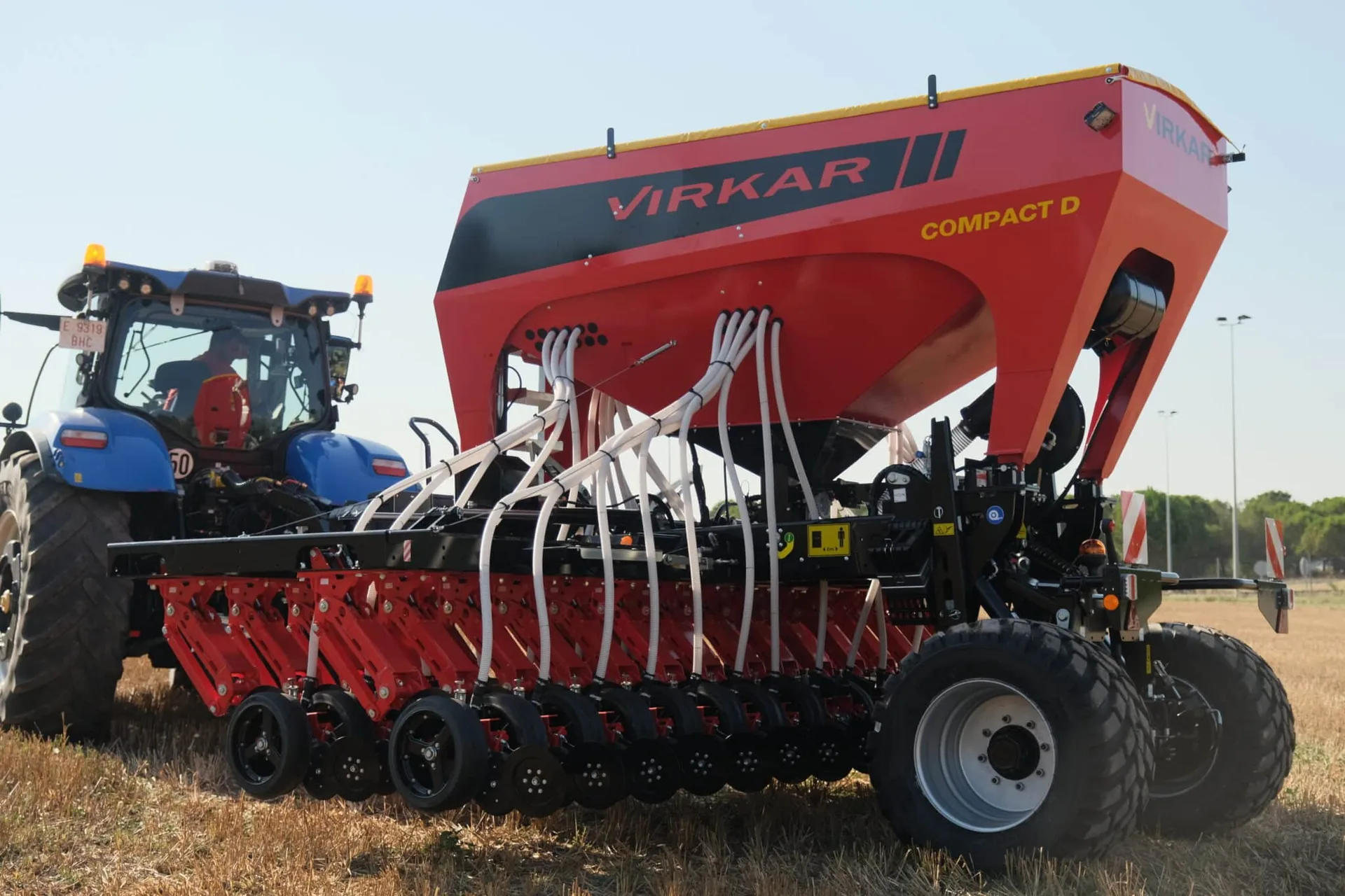 Сеялка прямого посева VIRKAR Compact D в сцепке с трактором на стерне